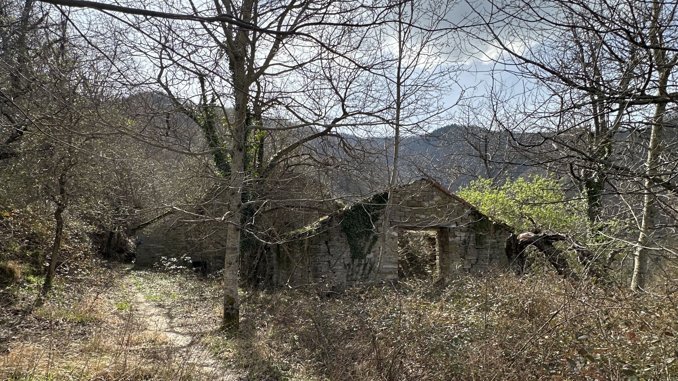 As is often the case in the Apennines, rural ruins are encountered on the trail.