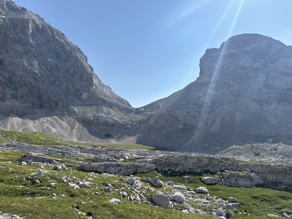 Forcella delle Sasse seen from Van delle Sasse below. The photo does not render the idea. At the foot of the fork, what appears to be a small green area is actually a plane at least the size of a soccer field, completely flat, green and perfect for camping at altitude.