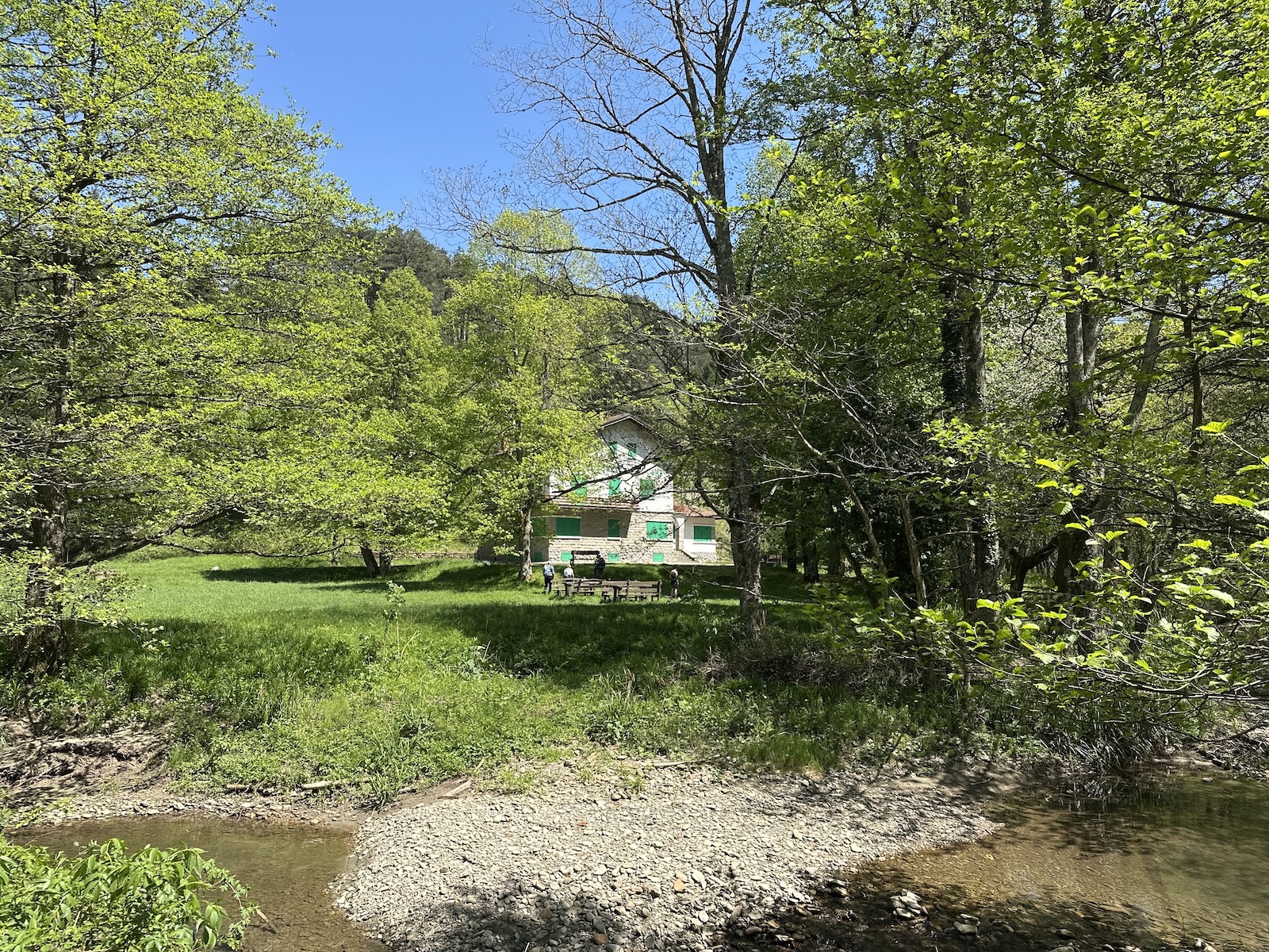 La Lama is crossed by several, crystal-clear streams.